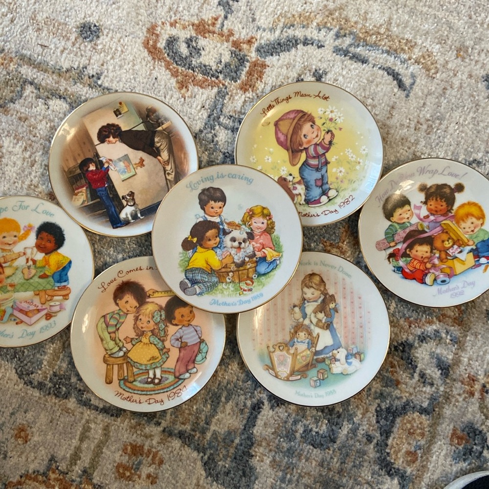 Avon decorated plates, collectibles set of 7